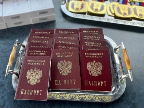 Торжественное вручение паспортов.